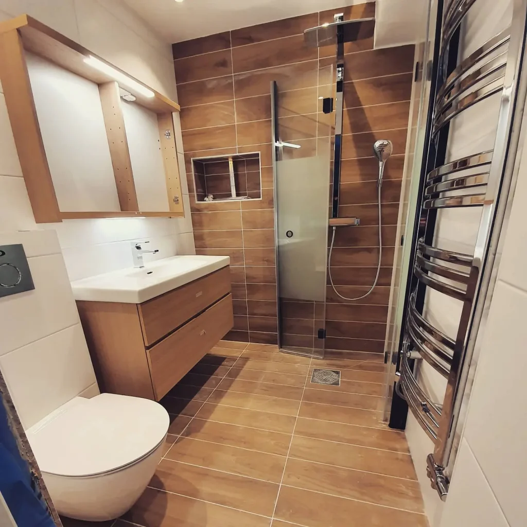 Badrum med träkakel och walk-in dusch